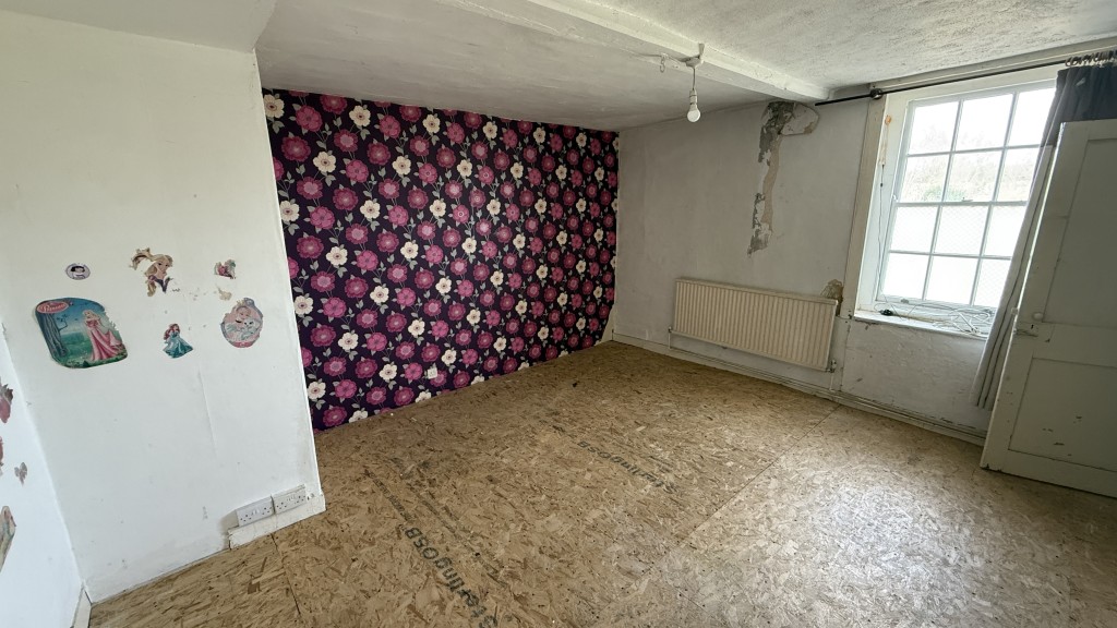 Lot: 130 - SUBSTANTIAL PERIOD PROPERTY WITH MULTIPLE BUILDINGS REQUIRING REFURBISHMENT - Internal image of one of the main house bedrooms